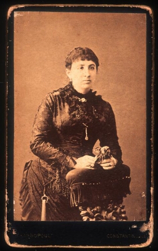 Faraggi Henriette, née à Salonique vers 1858, fille de Menahem Faraggi, épouse de Vitali Faraggi
